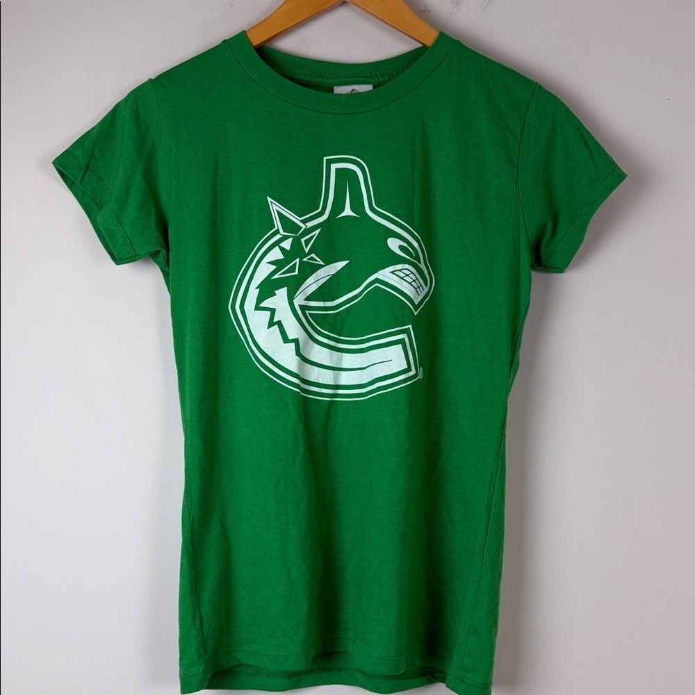 NHL Vancouver Canucks Green Graphic T-Shirt Small